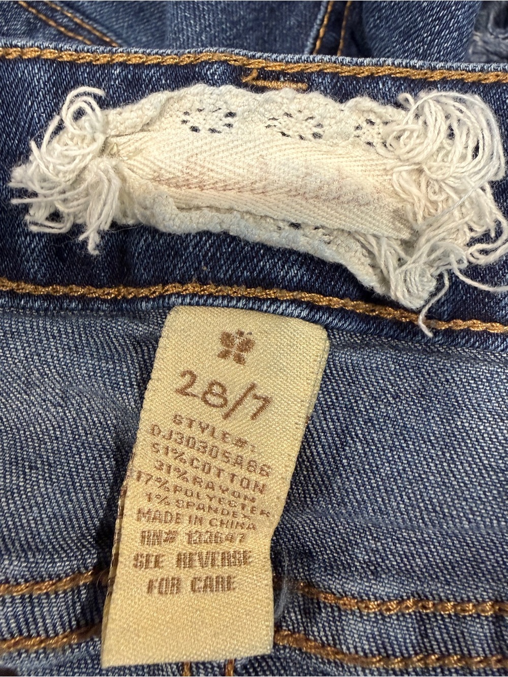 Altar’d State Denim Cutoff Jean Shorts Size 28/7 Blue Distressed Raw Hem Stretch - Picture 7 of 7